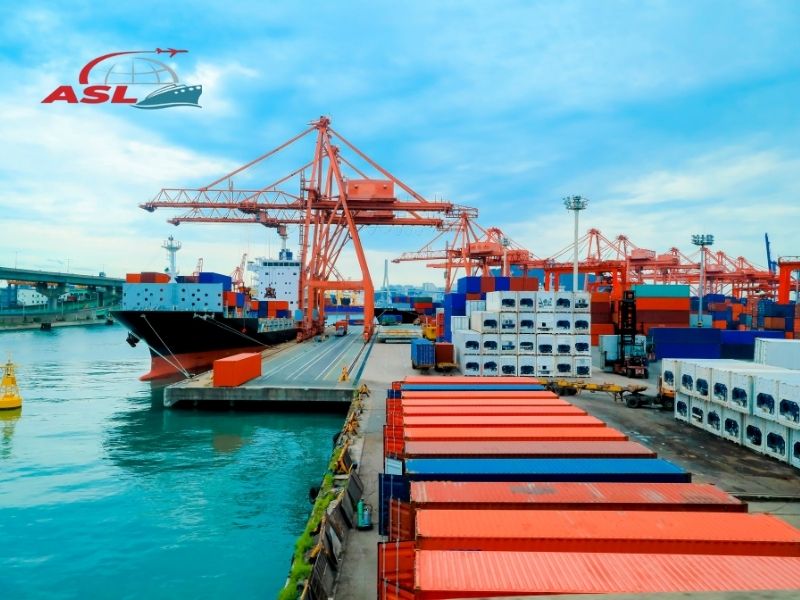 Dịch vụ vận chuyển đường biển đi quốc tế qua cảng Cửa Lò phục vụ hàng hóa khu vực Bắc Trung Bộ.