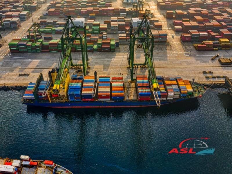 Vận chuyển đường biển đi quốc tế qua cảng Phú Mỹ phục vụ container và hàng công nghiệp.