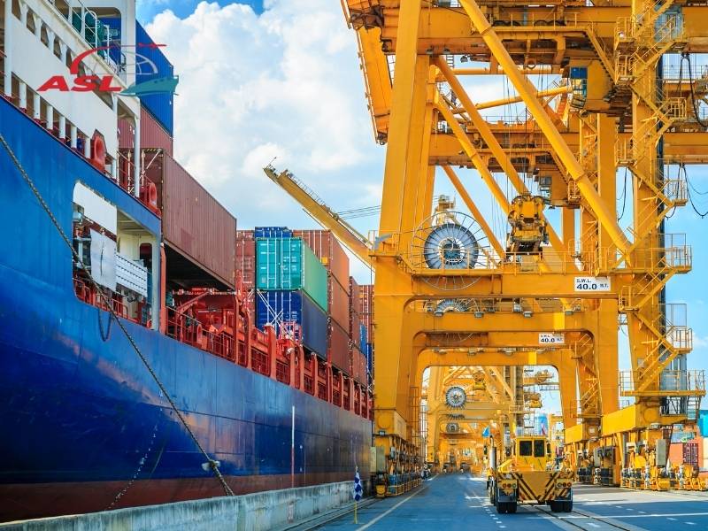 Dịch vụ vận chuyển đường biển đi quốc tế qua cảng Tiên Sa phục vụ hàng hóa miền Trung.