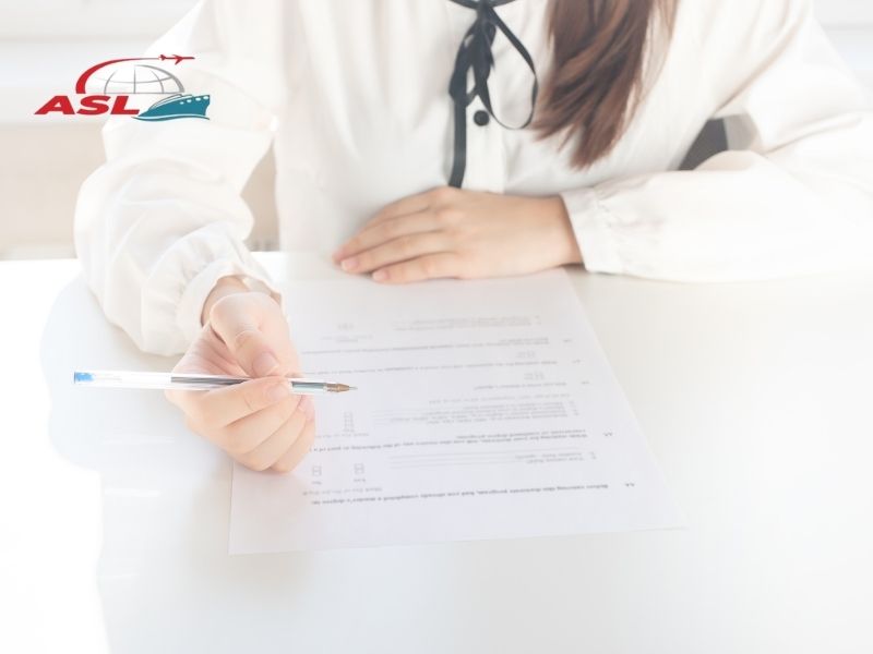 Thực hiện khai hải quan xuất khẩu đúng quy trình, đảm bảo hồ sơ hợp lệ và thông quan thuận lợi.