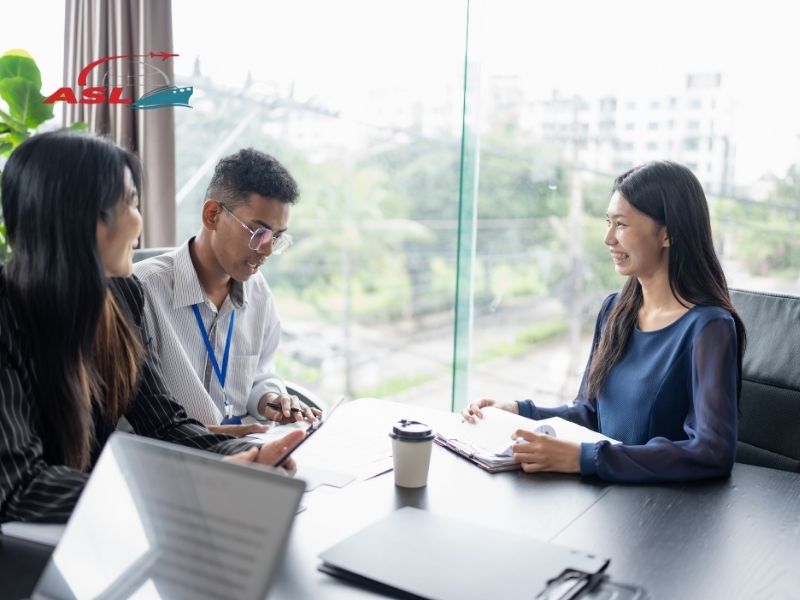 Phân tích khi nào doanh nghiệp nên thuê dịch vụ hải quan hàng gia công để giảm rủi ro.