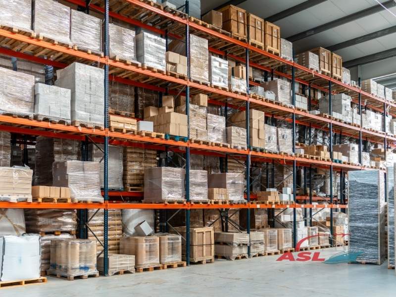 Tìm hiểu kho bãi logistics là gì và vai trò quan trọng trong quản lý chuỗi cung ứng hiện đại.