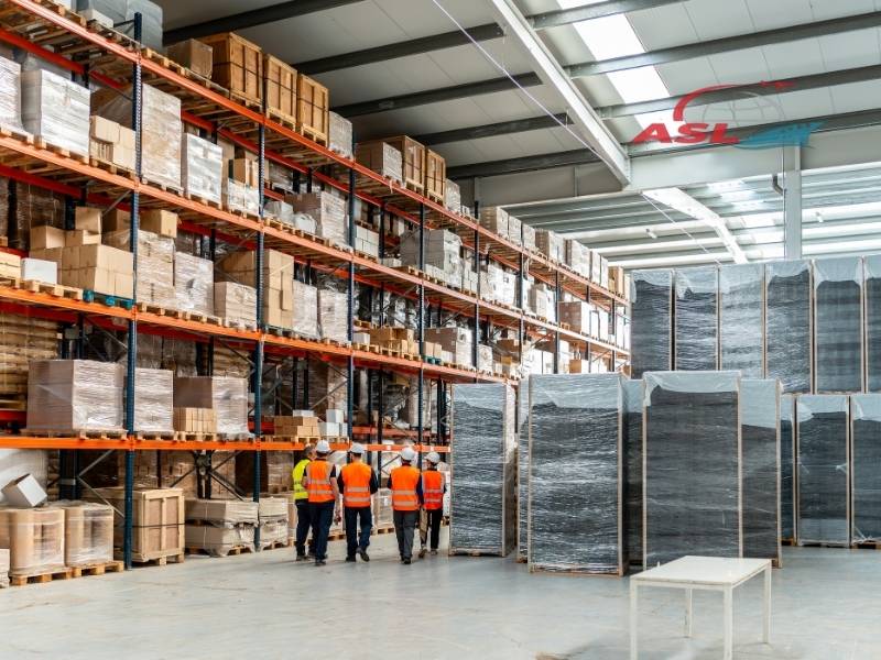 Phân tích lợi ích và rủi ro khi doanh nghiệp tự xây dựng bộ phận logistics nội bộ.