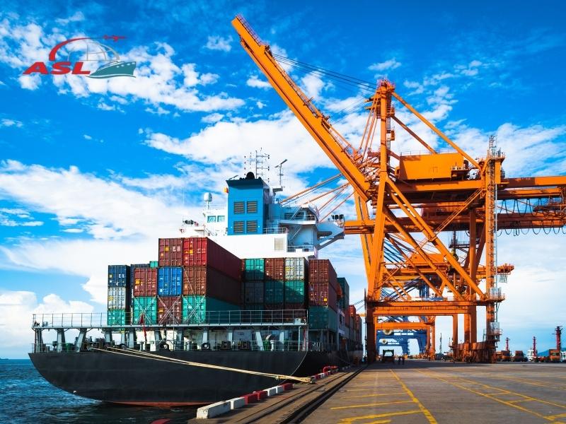 Phân tích vai trò vận chuyển đường biển đi quốc tế trong chuỗi cung ứng toàn cầu.